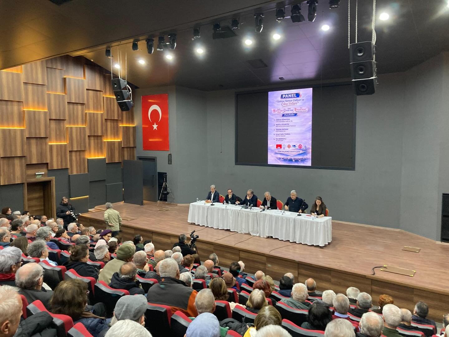 Dikili'deki panelde "Birleşik Mücadele" çağrısı yapıldı