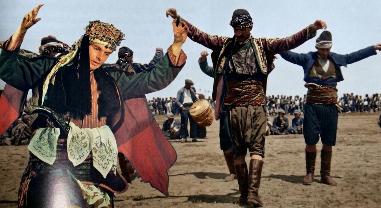 Efeleri, zeybeği, klarnetiyle Bergama'da büyülü bir Kermes!