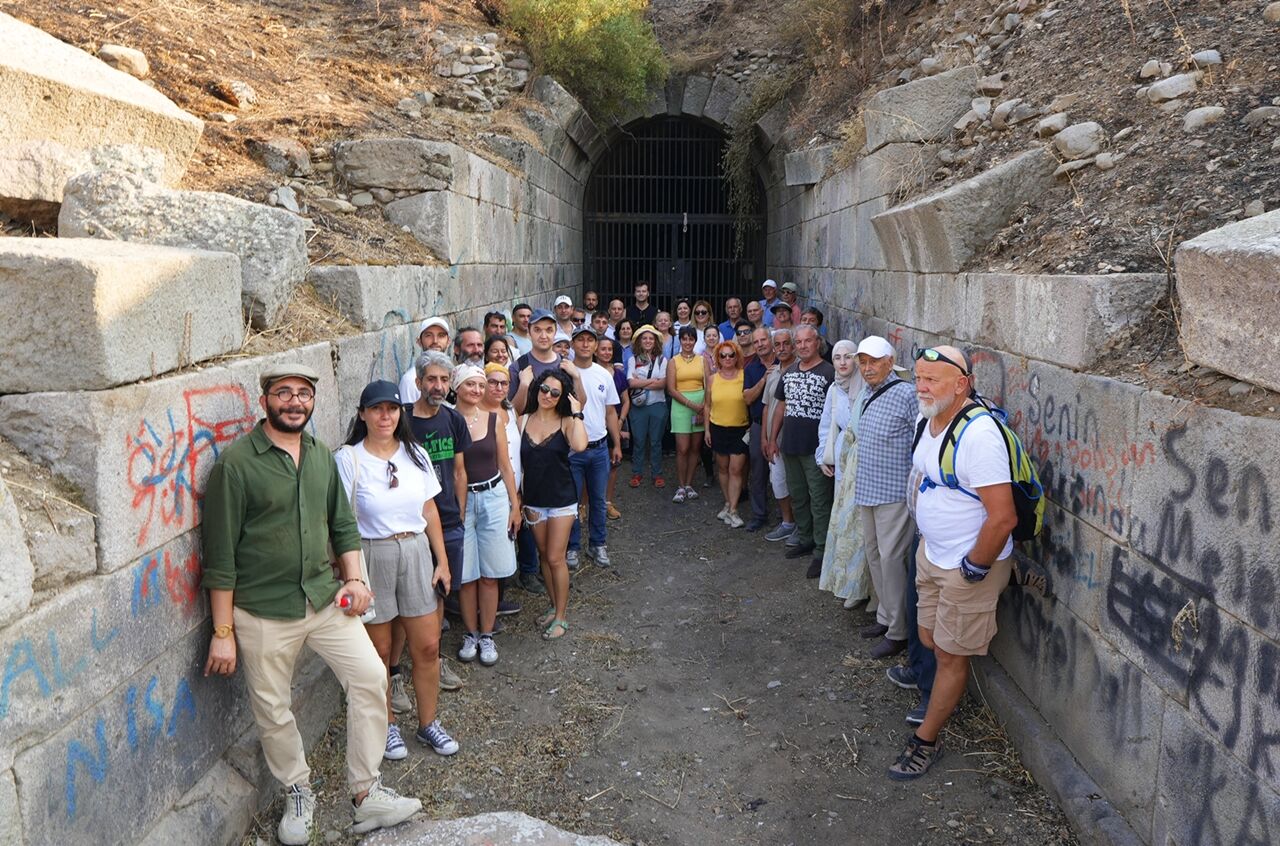 Pergamon’da tarihe yolculuk: Antik tümülüsler keşif turuyla buluştu