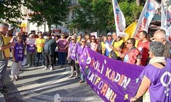 Dikili’de kaymakamın sözlerine tepki! Etek boyu protestosu!