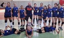 Dikili Lodos Voleybol'da liderliğe oturdu, ilk maçta fırtına gibi esti