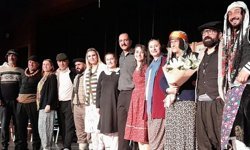 “Sınıf ve Veli Toplantısı” Sahneye Taşınan Bir Hafıza, Kaybolan Bir Dilin Hikâyesi