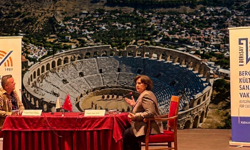 Bergama Tiyatro Günleri'nde "Tiyatro ve Dionysos İnancı" konuşuldu