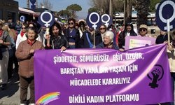 Dikili’de kadınlar meydanlara indi: "Karanlığa teslim olmayacağız"