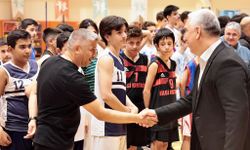 Bergama’da Cumhuriyet Bayramı coşkusu basketbol sahasına taşındı