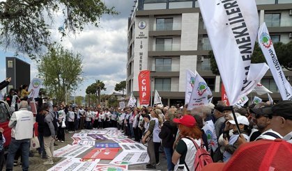 Emekliler Dikili'de "İnsanca Yaşam" için meydana indi