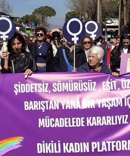 Dikili’de kadınlar meydanlara indi: "Karanlığa teslim olmayacağız"