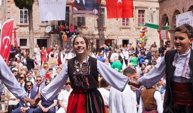 Ayvalık Teferic ve Balkan renkleriyle şenlendi