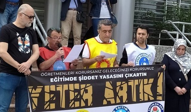 Dikili'de öğretmenler şiddete karşı eylem yaptı!