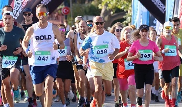 Uluslararası Ayvalık Kurtuluş Yarı Maratonu koşuldu