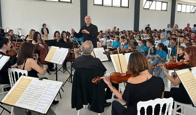Bergama Ayazkent'te çocuklara unutulmaz müzik ziyafeti