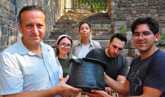 Pergamon Antik Kenti'nde 1400 yıllık bronz kazan bulundu