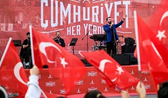İzmir’de Cumhuriyet coşkusu kentin dört yanında