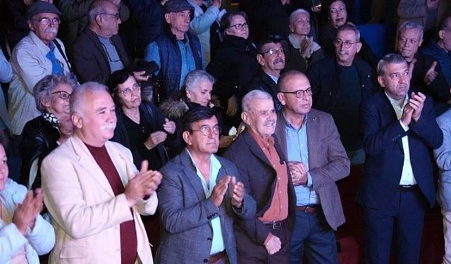 Turgutlu’da efsane başkanın yaşamı izleyiciyle buluştu, CHP lideri Özgür Özel mesaj gönderdi