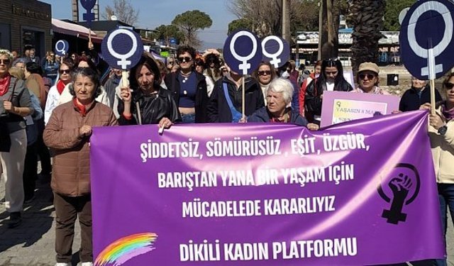 Dikili’de kadınlar meydanlara indi: "Karanlığa teslim olmayacağız"