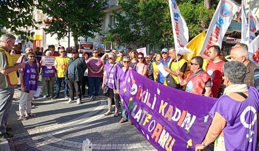 Dikili’de kaymakamın sözlerine tepki! Etek boyu protestosu!