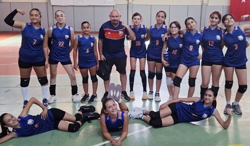Dikili Lodos Voleybol'da liderliğe oturdu, ilk maçta fırtına gibi esti
