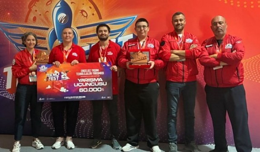 TEKNOFEST 2025'te Bergama öğretmen ve öğrencilerinden çifte başarı