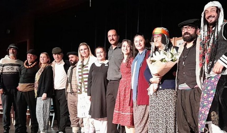 “Sınıf ve Veli Toplantısı” Sahneye Taşınan Bir Hafıza, Kaybolan Bir Dilin Hikâyesi