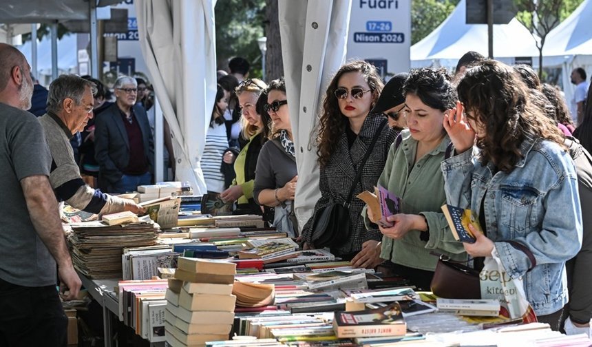 İzmirliler İZKİTAP’a akın etti