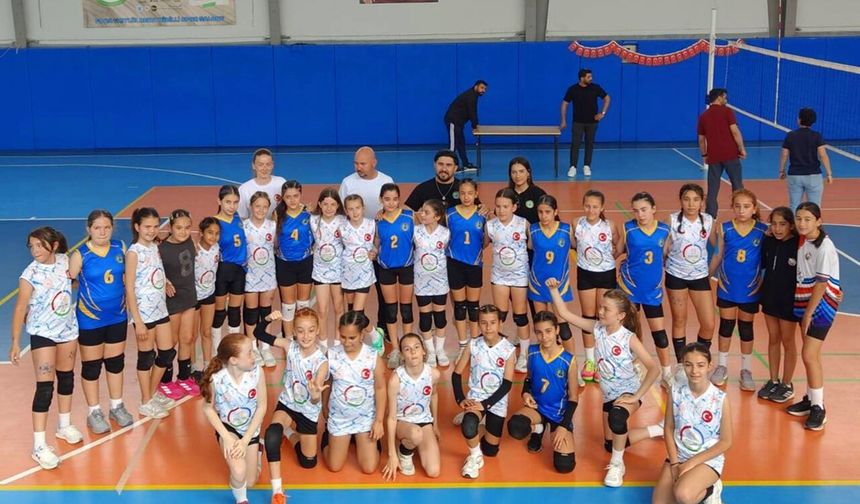 Dikili, Kuzey Ege Şampiyonasında kupaları sildi süpürdü
