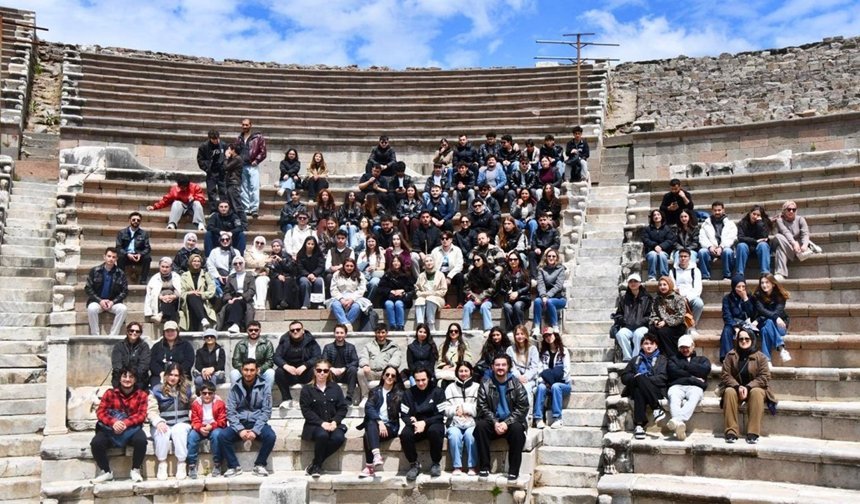 Üniversite öğrencileri Bergama'yı gezdi