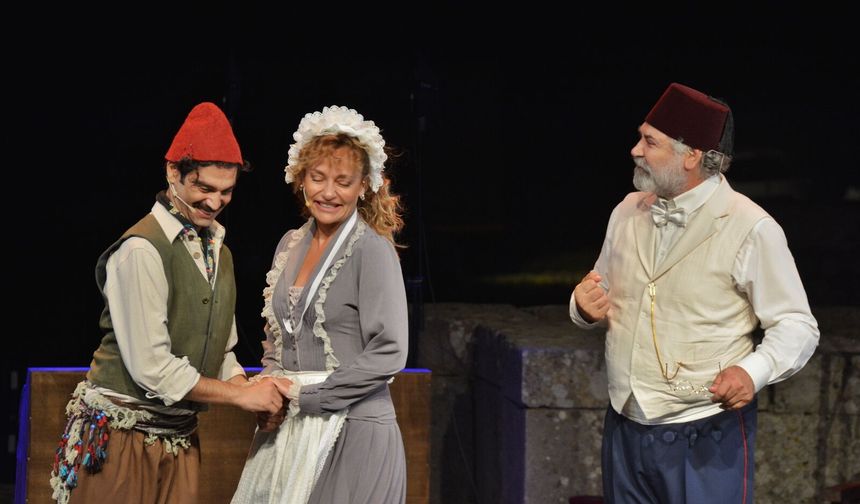 7. Bergama Tiyatro Festivali sanatseverlere unutulmaz bir büyü yaşatarak sona erdi