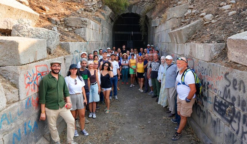 Pergamon’da tarihe yolculuk: Antik tümülüsler keşif turuyla buluştu