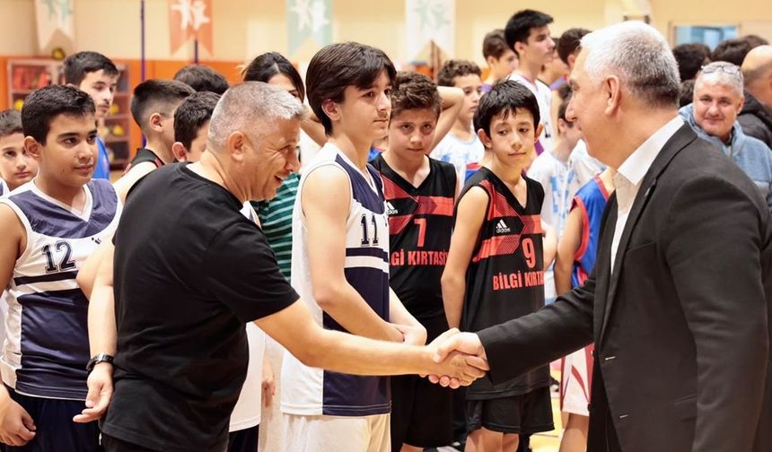 Bergama’da Cumhuriyet Bayramı coşkusu basketbol sahasına taşındı